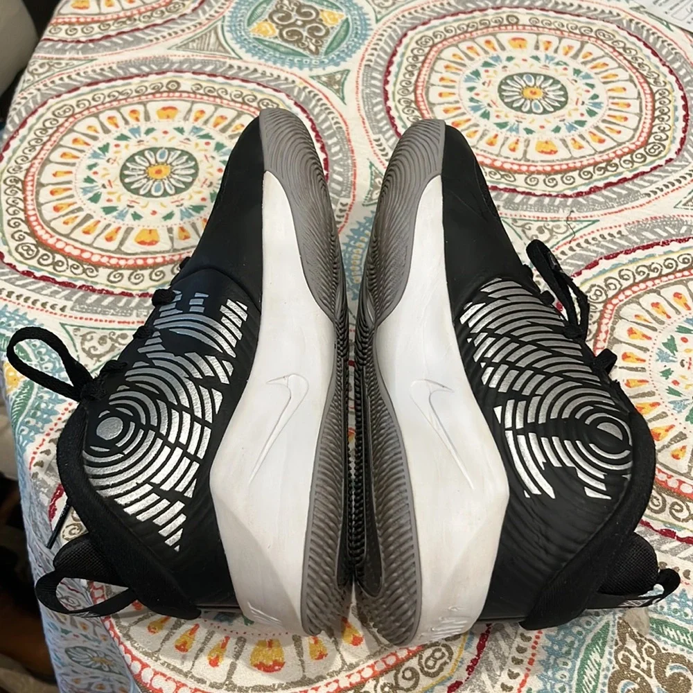 Nike Team Hustle size 6Y leather shoes
